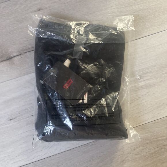 Levi's CLASSIC‎ T-SHIRT with standard fit Size L in Black NWT and in packaging - Picture 4 of 6